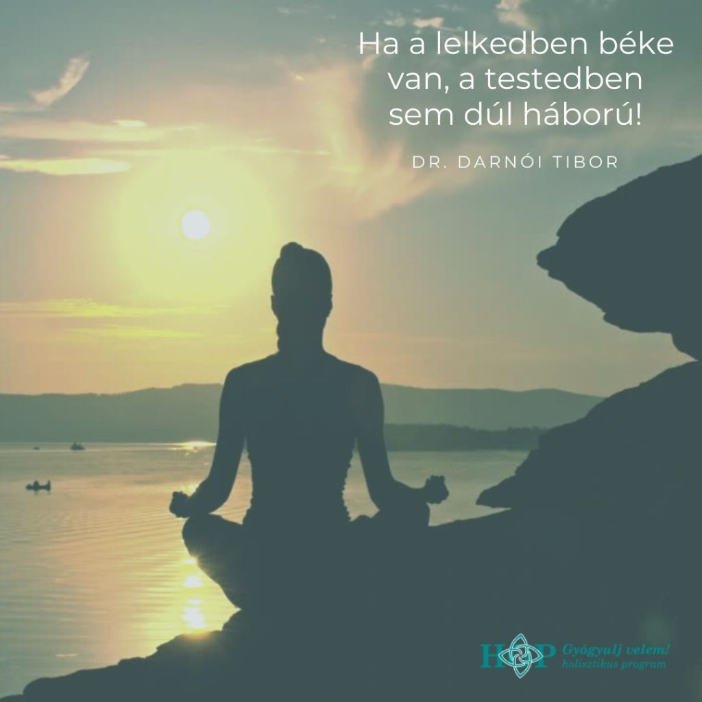 Tó előtti sziklán Buddha pózban ülő alak a naplementében a következő felirattal: "Ha a lelkedben béke van, a testedben sem dúl háború!" Dr. Darnói Tibor